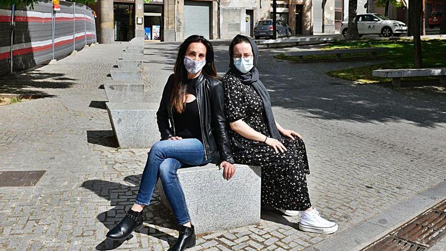 Rosa Arroyo i Fatima Tahari a la plaça de Sant Ignasi, ahir | MARTA PICH