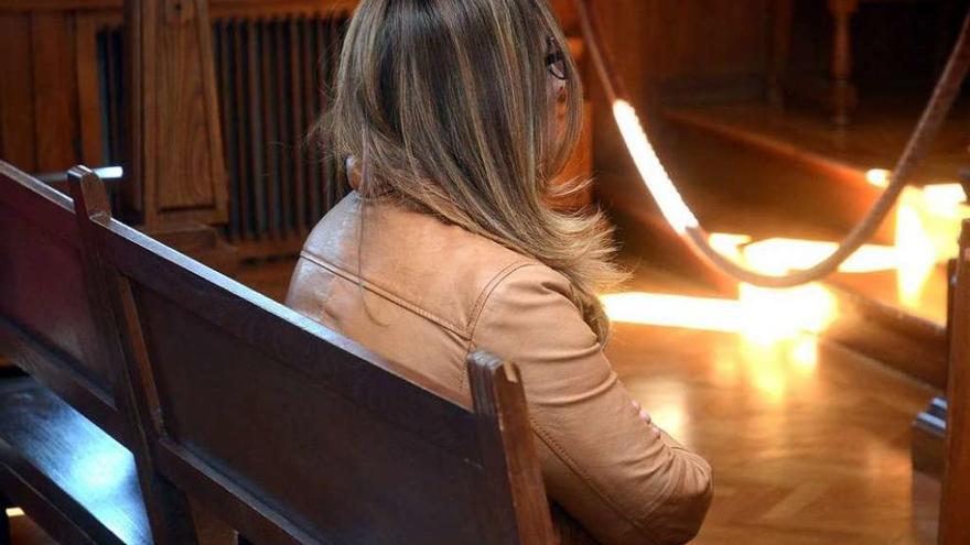 Rosa Charlín, la primera vez que acudió a la Audiencia de Pontevedra por este juicio en 2015. // R. Vázquez
