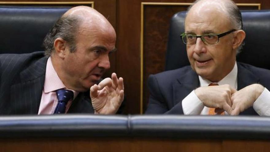 Los ministros de Economía, Luis de Guindos, y de Hacienda, Cristóbal Montoro, en el Congreso. / efe