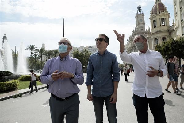 El líder de Más País en el Congreso, Íñigo Errejón (c) , y el diputado de Compromís Joan Baldoví (d) , visitan la peatonalización de la plaza del Ayuntamiento y el anillo ciclista de València, acompañados por el alcalde de la ciudad, Joan Ribó (i)