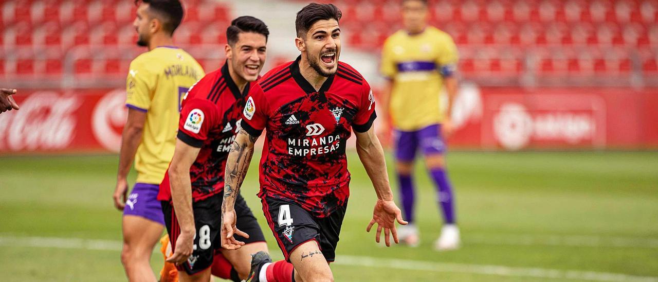 Juan Berrocal, en primer término, celebra uno de sus goles con el Mirandés la pasada temporada. | C. D. M.