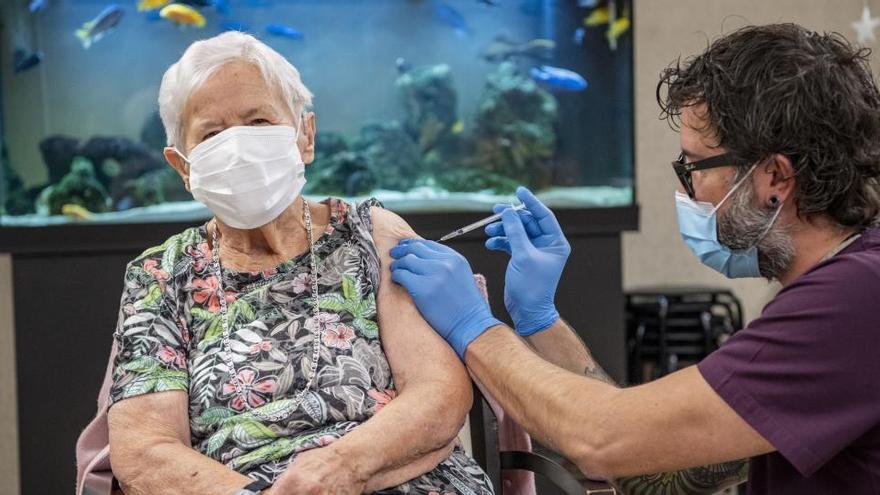 Una mujer de 90 años, la primera en vacunarse en Suiza.