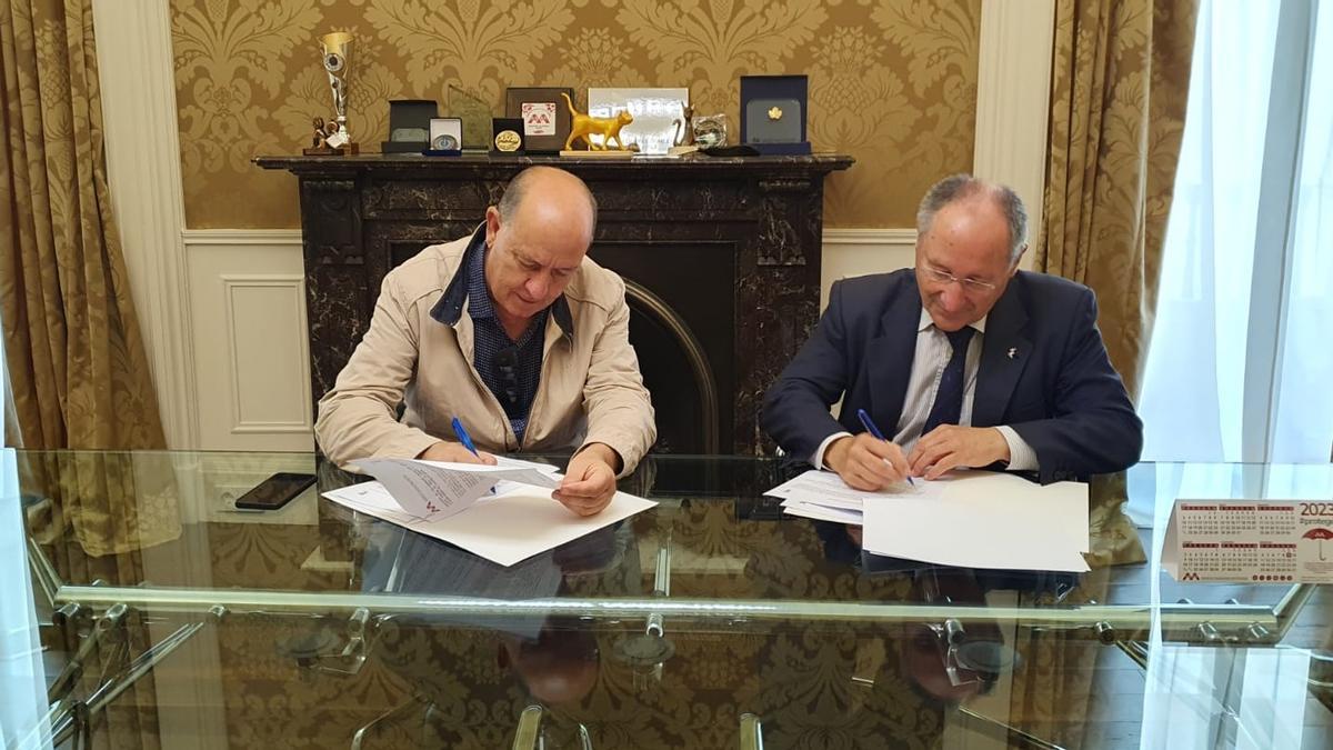 Pepe Garrigós y Joan Llinares, durante la firma del protocolo.