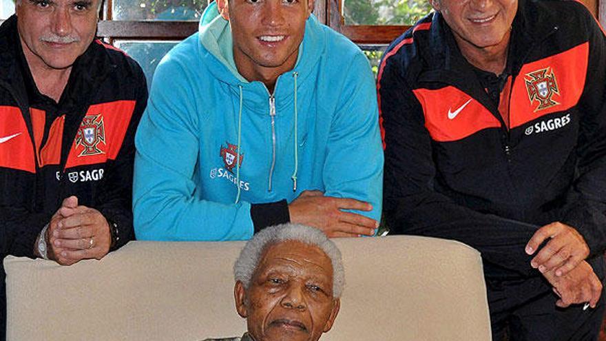 El director deportivo de la selección portuguesa, Carlos Godinho, Cristiano Ronaldo y el seleccionador Carlos Queiroz, junto al ex presidente de Sudáfrica, Nelson Mandela, este jueves en Johannesburgo