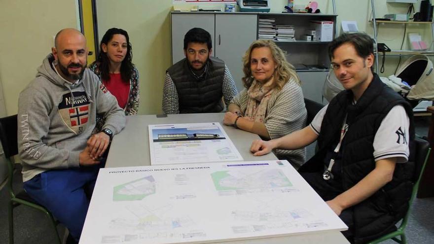 Por la izquierda, Javier Hernández, Carmen Morán, Jesús Costoya, Beatriz Suárez y Javier Vela, ayer en el colegio, con los planos del nuevo instituto de La Fresneda.