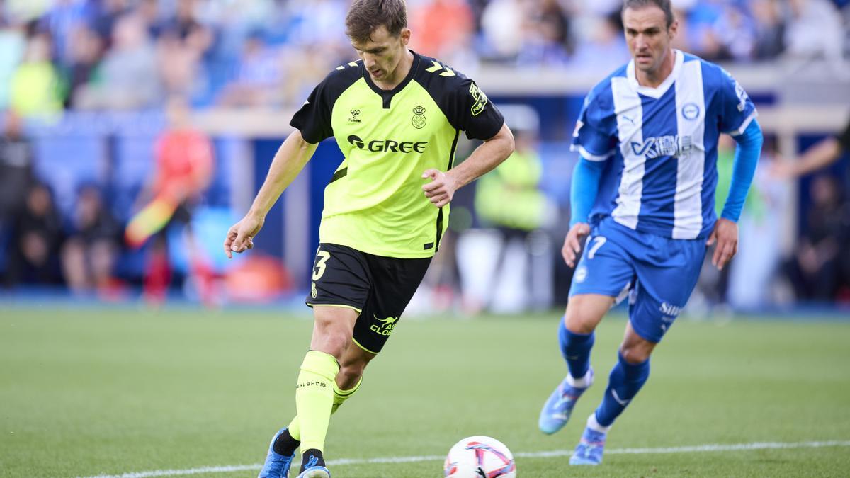 Diego Llorente del Real Betis Balompié compite por el balón con Kike García del Deportivo Alavés durante el partido de LaLiga EA Sports entre el Deportivo Alavés y el Real Betis Balompié en el Estadio de Mendizorrotza el 25 de agosto de 2024, en Vitoria, España.