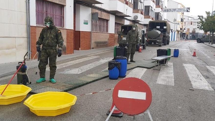 Coronavirus en Córdoba: Militares de Cerro Muriano desinfectan un centro de mayores de Rute