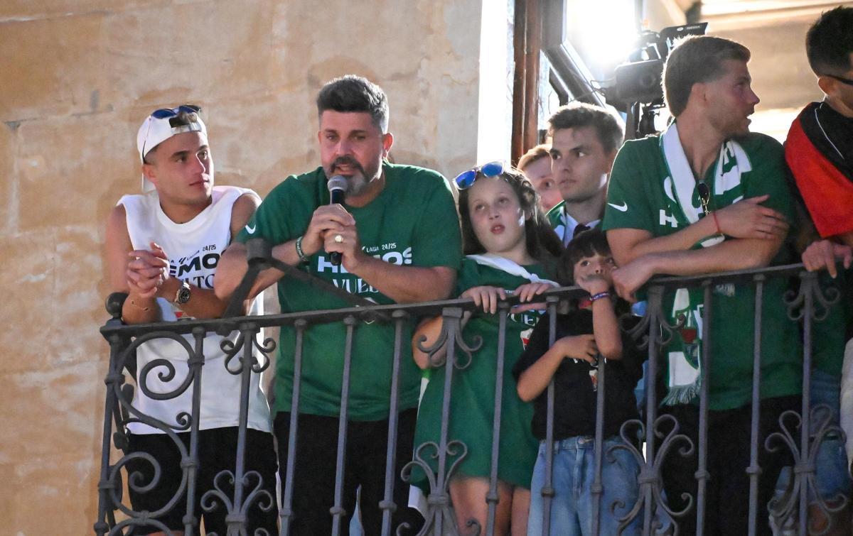 Germán Valera, next to Christian Bragarnik, on the balcony of Elche City Council