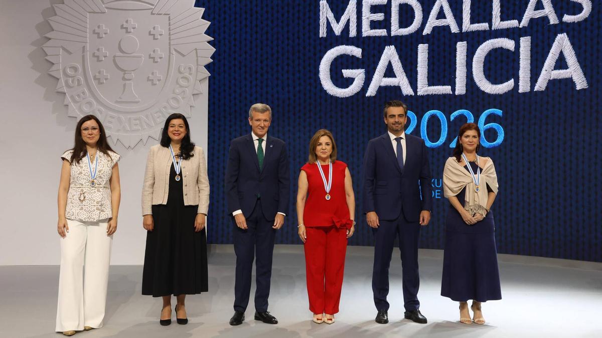 Las cuatro galardonadas junto a Rueda y Calvo