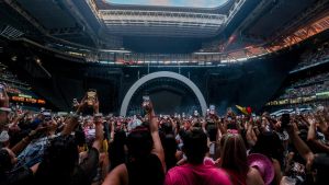 Ambiente previo a uno de los conciertos de Karol G en el Santiago Bernabéu.
