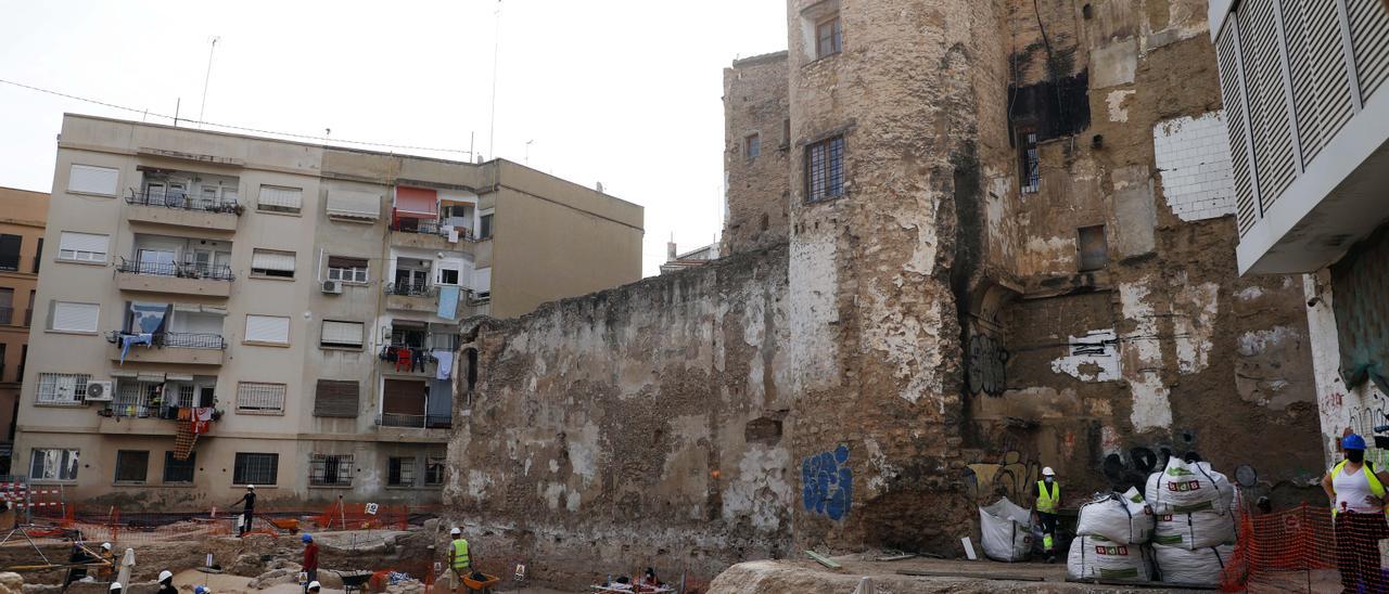 Trabajos de excavación en la muralla islámica de València.