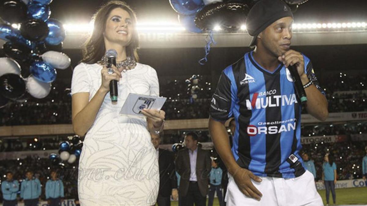 Ronaldinho, ante la afición del Querétaro