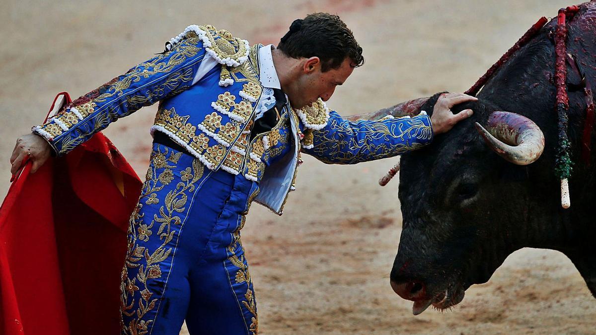 Rafaelillo toca la cabeza de un toro durante una faena. | SUSANA VERA