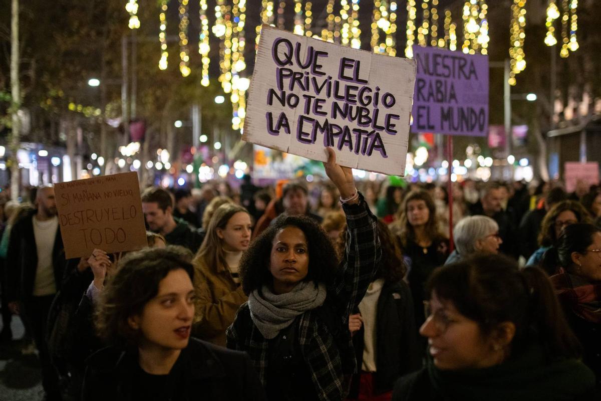 Manifestación en Barcelona por el Día internacional para la eliminación de la violencia.