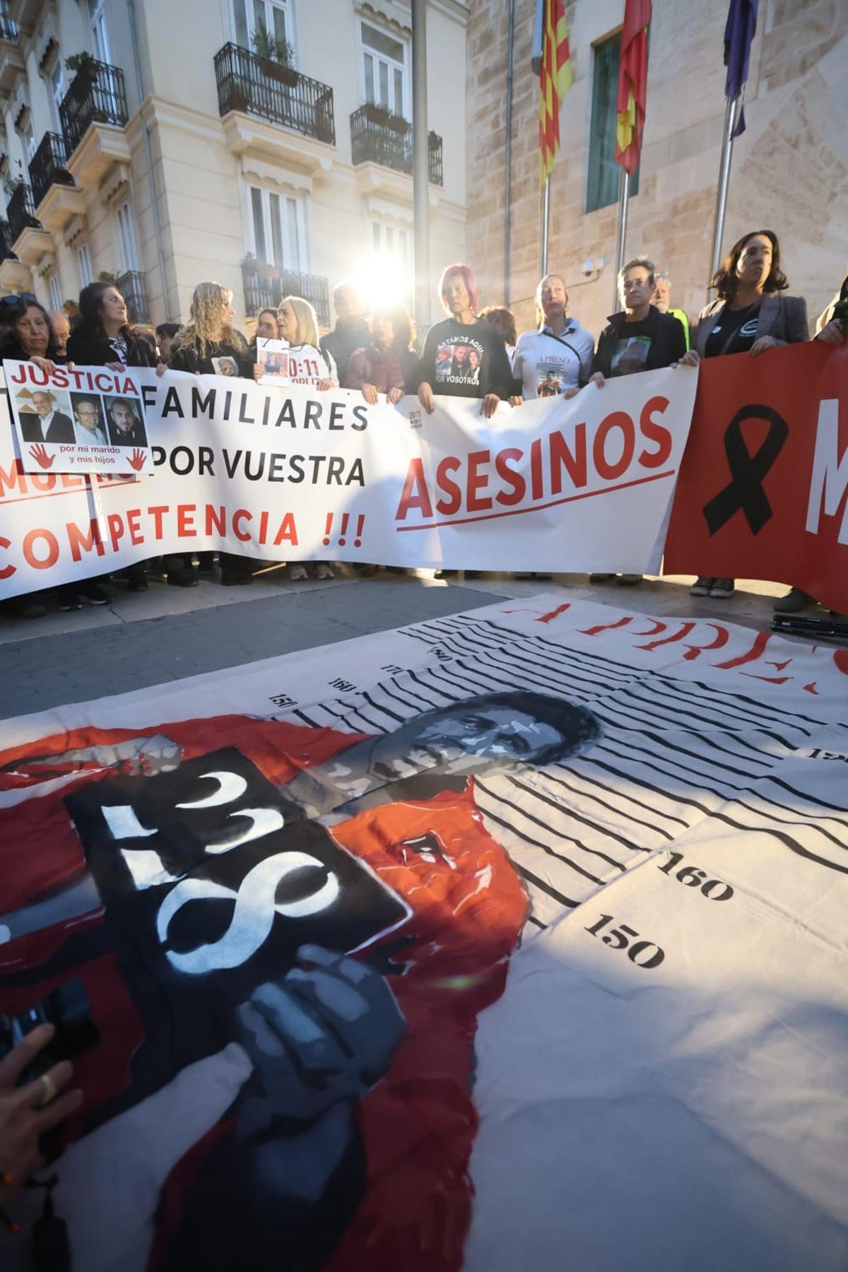Decenas de valencianos se concentran frente a las Corts para pedir el enjuiciamiento de Mazón por su gestión de la dana