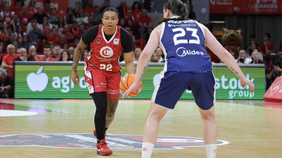Atkinson encara a Iagupova durante el partido del pasado domingo ante el Valencia.