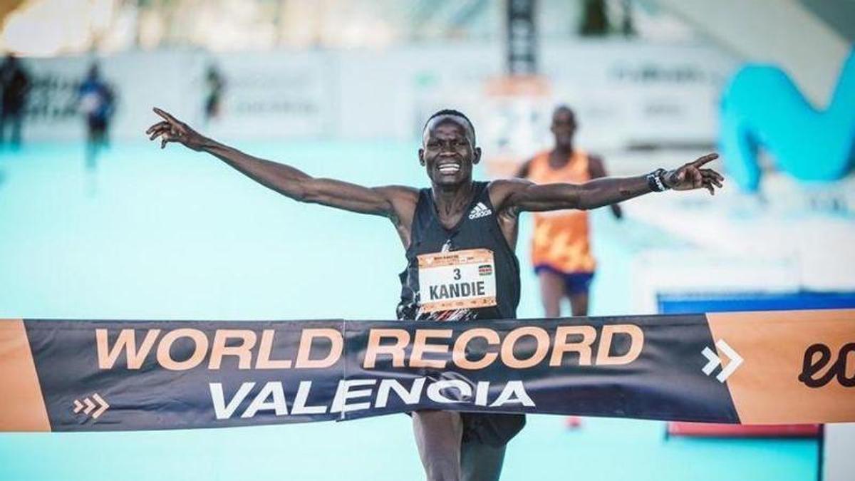 Kibiwott Kandie batió en 2020 el récord del mundo en medio maratón en Valencia.