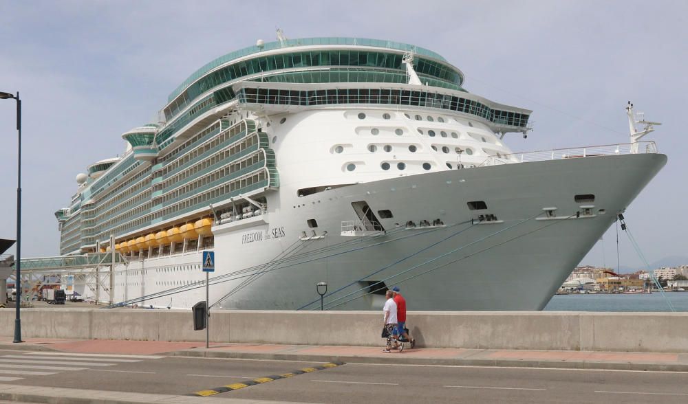 El lujoso interior del buque, de la compañía Royal Caribbean, que ha hecho escala en el puerto de Málaga