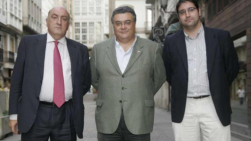 Antonio Grandío, Julián Valiente y David Carro posan en la calle Riego de Agua. / eduardo vicente