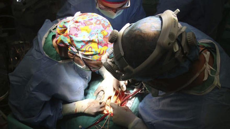 Un equipo médico, durante una intervención.