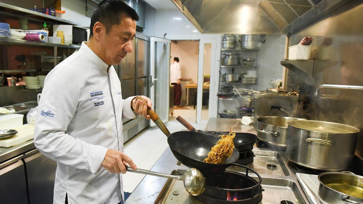 Josep Maria Kao, en la cocina del restaurante Shanghai.