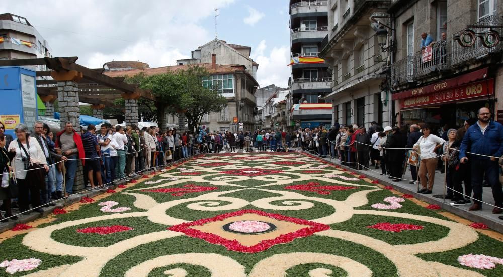 La lluvia ha amenazado la procesión y las alfombras florales, pero finalmente el recorrido se ha realizado con normalidad.