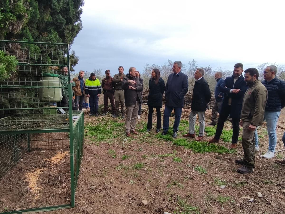 Los técnicos explican el operativo ante las autoridades.
