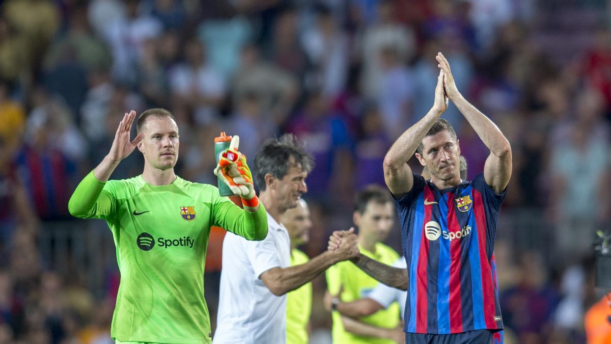 Ter Stegen y Lewandowski aplauden a la hinchada del Camp Nou tras el encuentro ante el Valladolid.