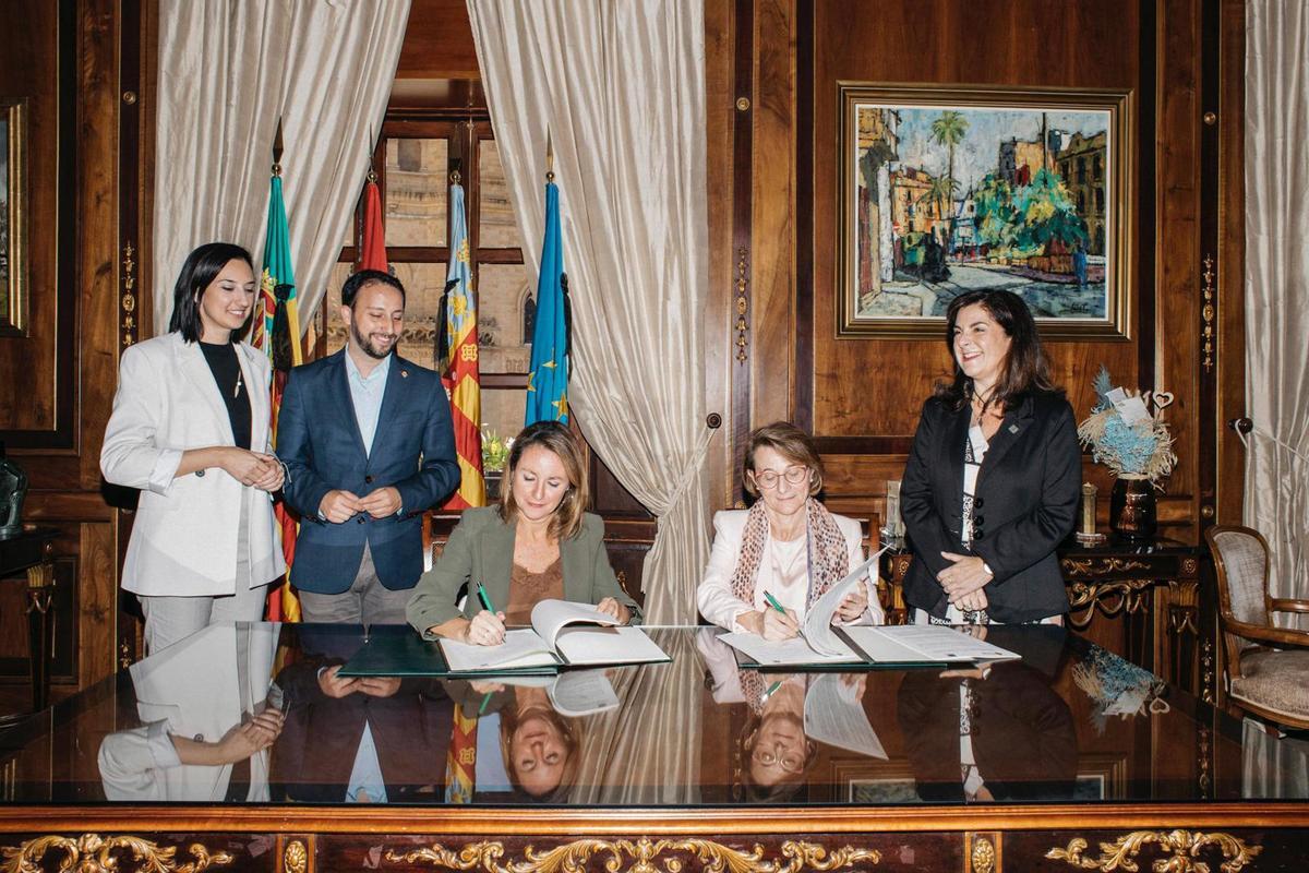 Firma del conveni entre Carrasco, alcaldessa de Castelló, i la rectora de l'UJI, Eva Alcón.