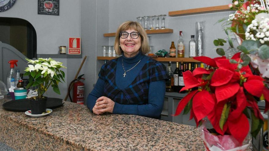 Celia Torres tras la barra del café bar Das Pedras.   | // ARCAY/ROLLER AGENCIA