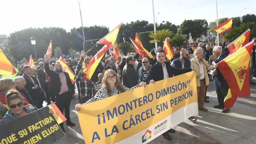 &#039;Montero dimisión&#039; se podía en algunas pancartas de Vox