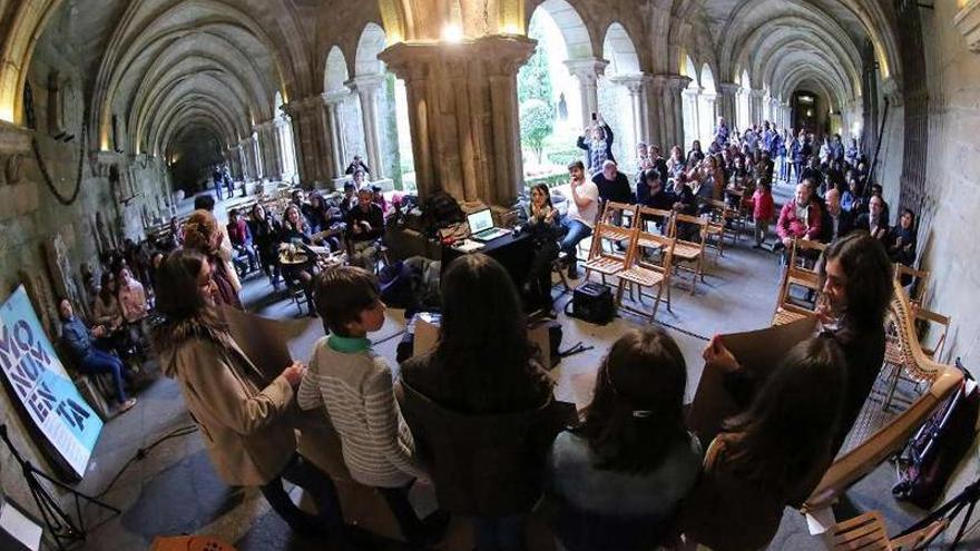 Escolares presentando un mural, al inicio del ciclo Monumenta que tuvo su inicio en Tui.