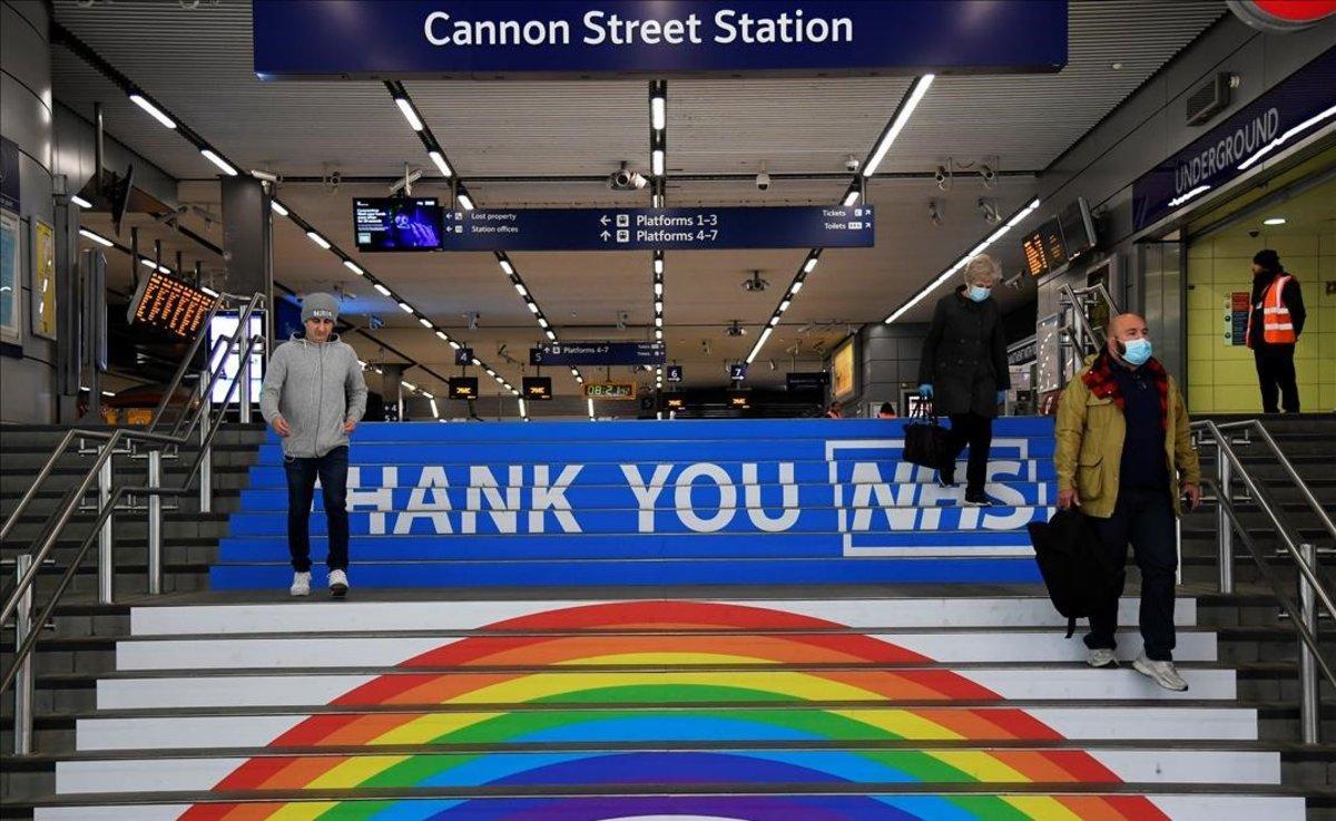 Mensaje de agradecimiento al sistema nacional de salud británico en las escaleras de la estación de metro de Cannon Street.