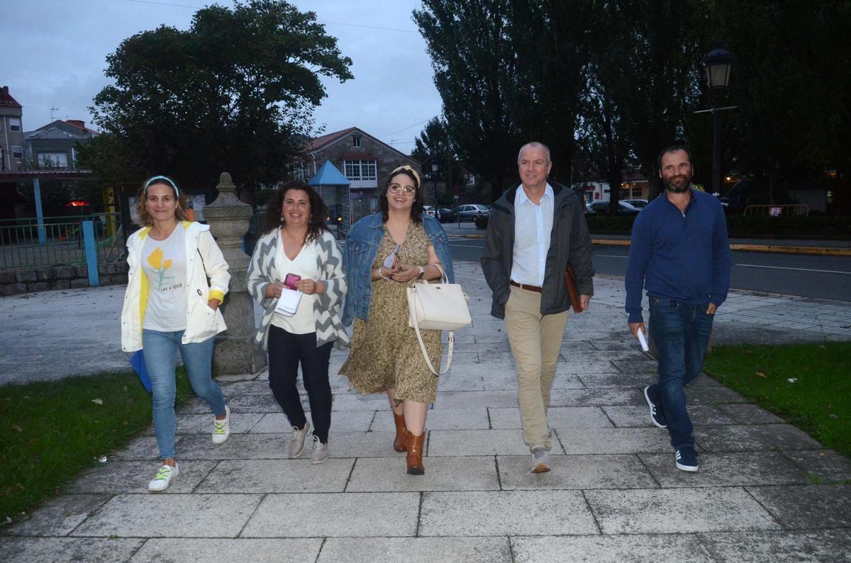 María Vales, segunda por la izquierda, junto a Sheila Ferreira (centro) y Javier Dios (segundo por la derecha)