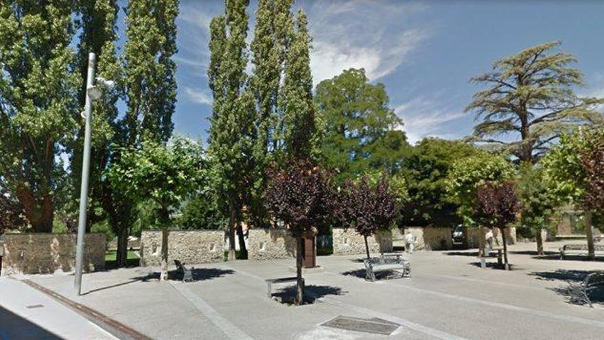 La plaça del Rec de Puigcerdà amb les entrades als jardins mirador del Consell Comarcal