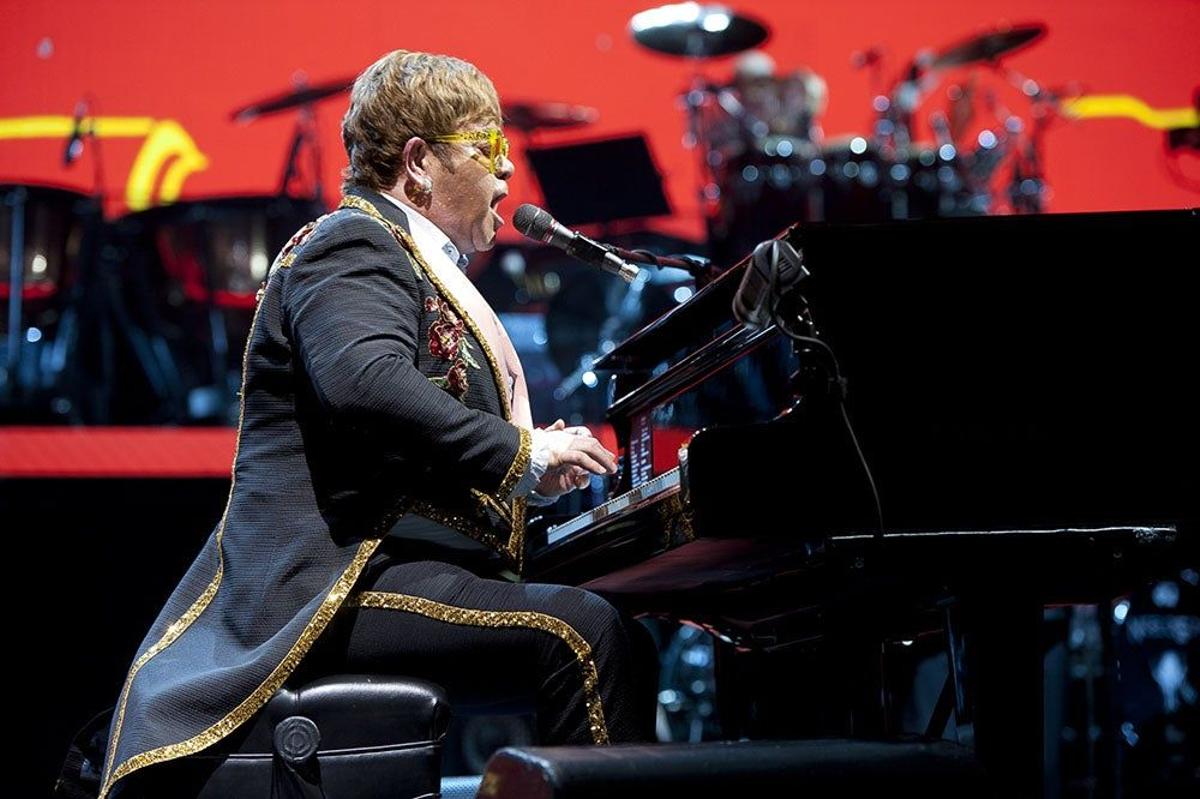 Elton John cantando y tocando el piano
