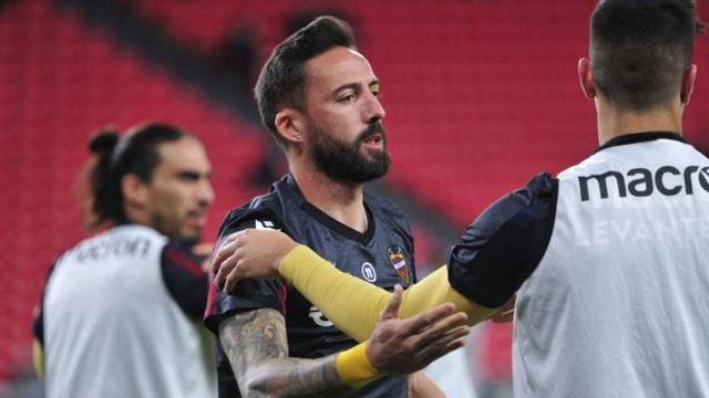 José Luis Morales, durante el calentamiento previo al Athletic-Levante en el que se lesionó | LALIGA