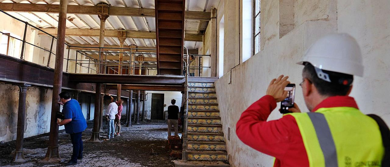 El interior de la fábrica de harinas de la Colonia de Santa Eulalia, durante la inspección de los técnicos de Cultura en mayo de 2019. | ÁXEL ÁLVAREZ