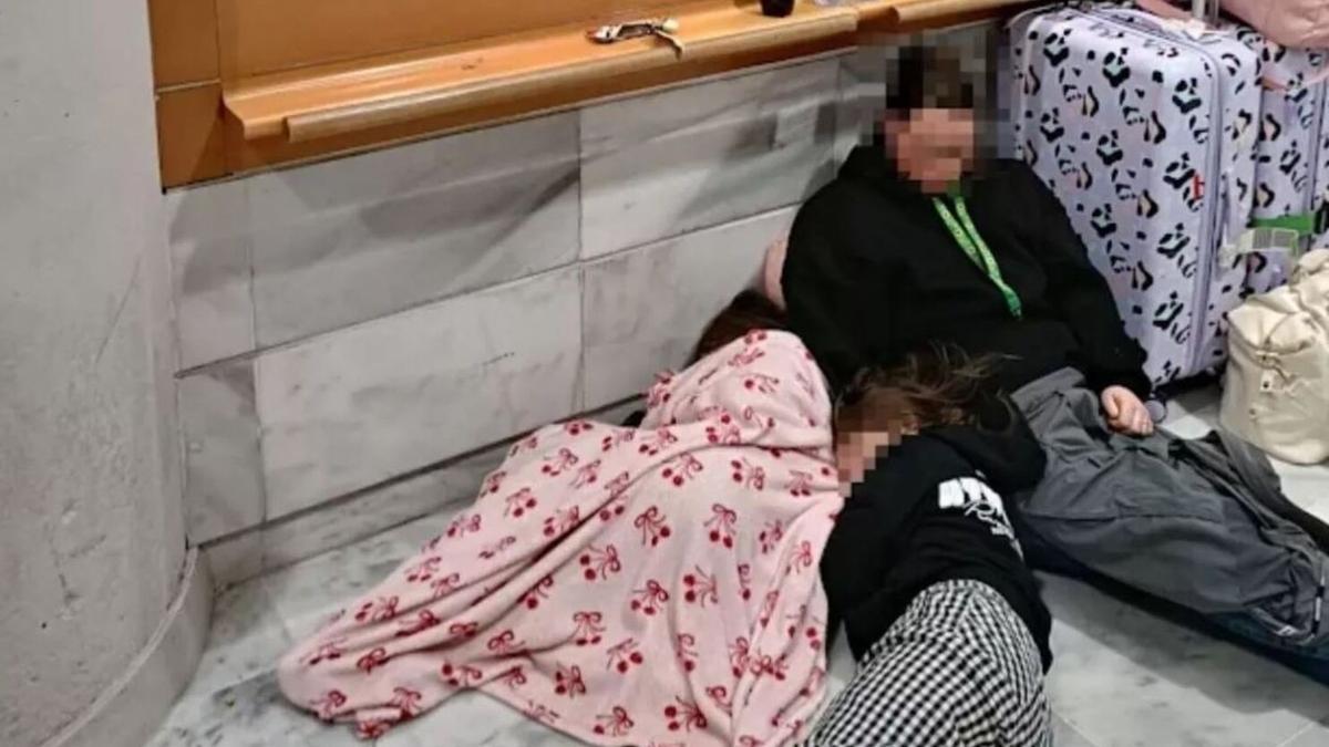 Pasajeros del vuelo con destino a Manchestar cancelado el pasado 3 de enero, duermen en el Aeropuerto César Manrique Lanzarote