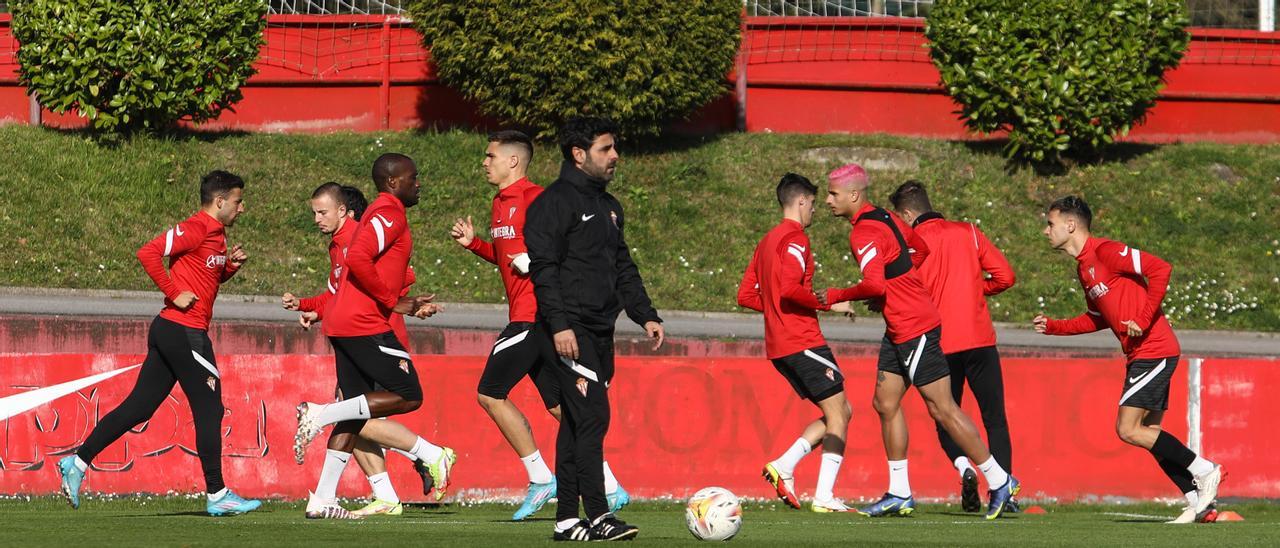 David Gallego, durante un entrenamiento del Sporting en Mareo