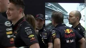 Verstappen, con gesto serio, conversa con Horner en el box de Red Bull tras la carrera en Brasil