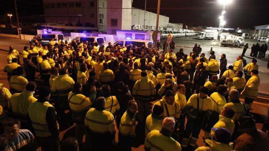 Los trabajadores dicen sí a la huelga de basuras en Alicante... por un día