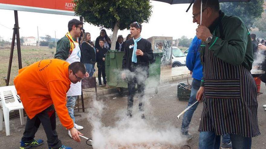 La lluvia no impide las paellas falleras de Benicarló