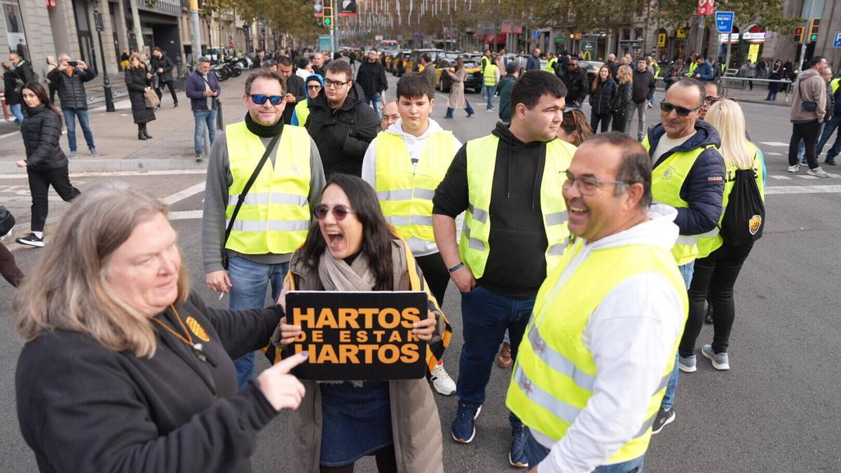Los taxistas paralizan el tráfico en Barcelona en una nueva jornada de protestas