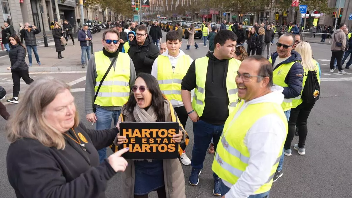 Los taxistas paralizan el tráfico en Barcelona en una nueva jornada de protestas