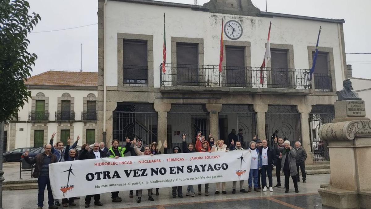 Vecinos de la comarca que se oponen al macroparque eólico, tras haber asistido al pleno de Bermillo. | Cedida
