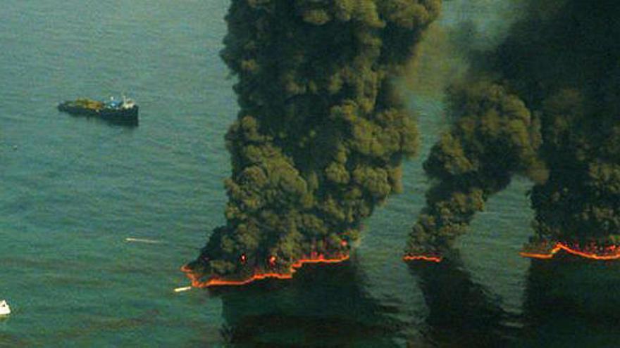 Columnas de humo al arder el vertido de BP en 2010.