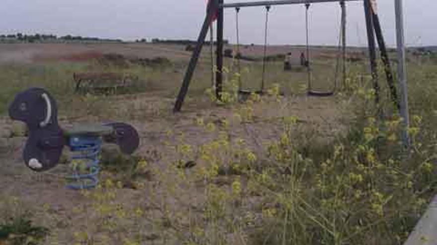 La asociación de Carrascal denuncia el abandono de los parques infantiles