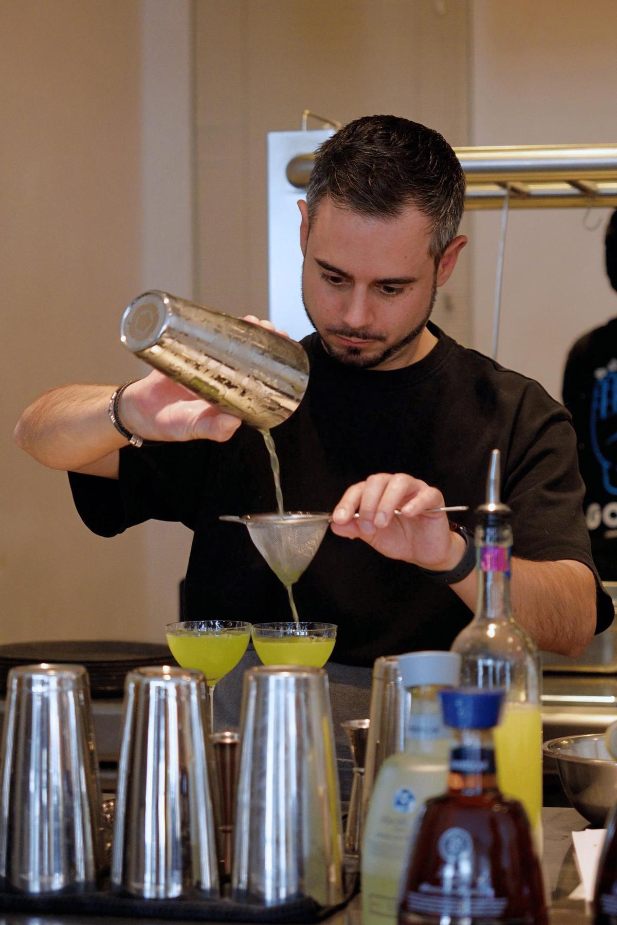 El coctelero, concentrado durante un evento.
