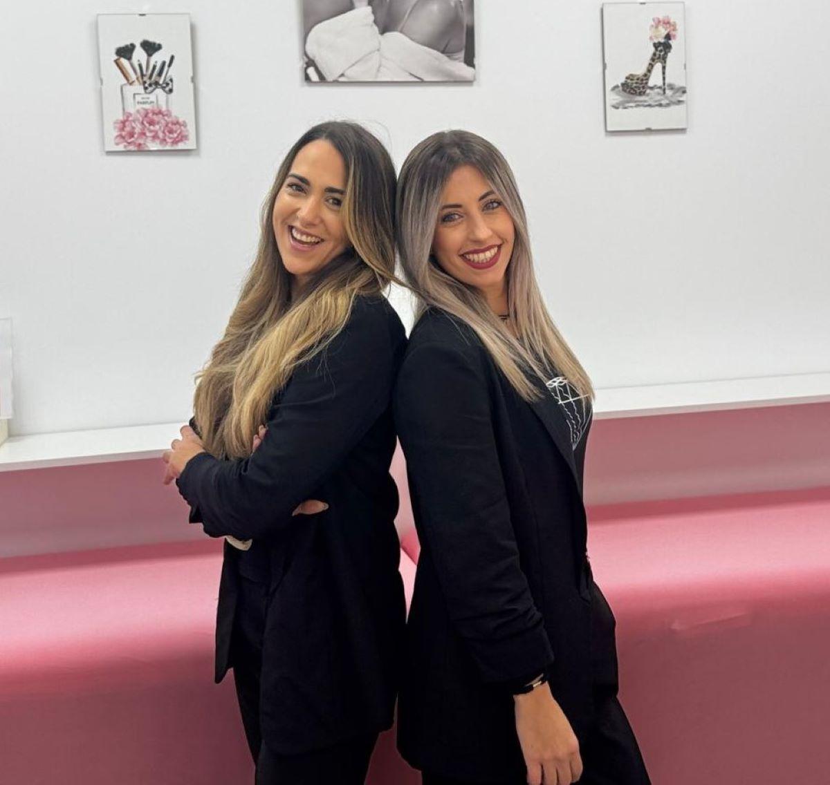 Las autoras del reportaje, Araceli Suceso Fernández y Patricia Jardín Polo, propietarias del salón de belleza JF Beauty &amp; Training Center en Cáceres